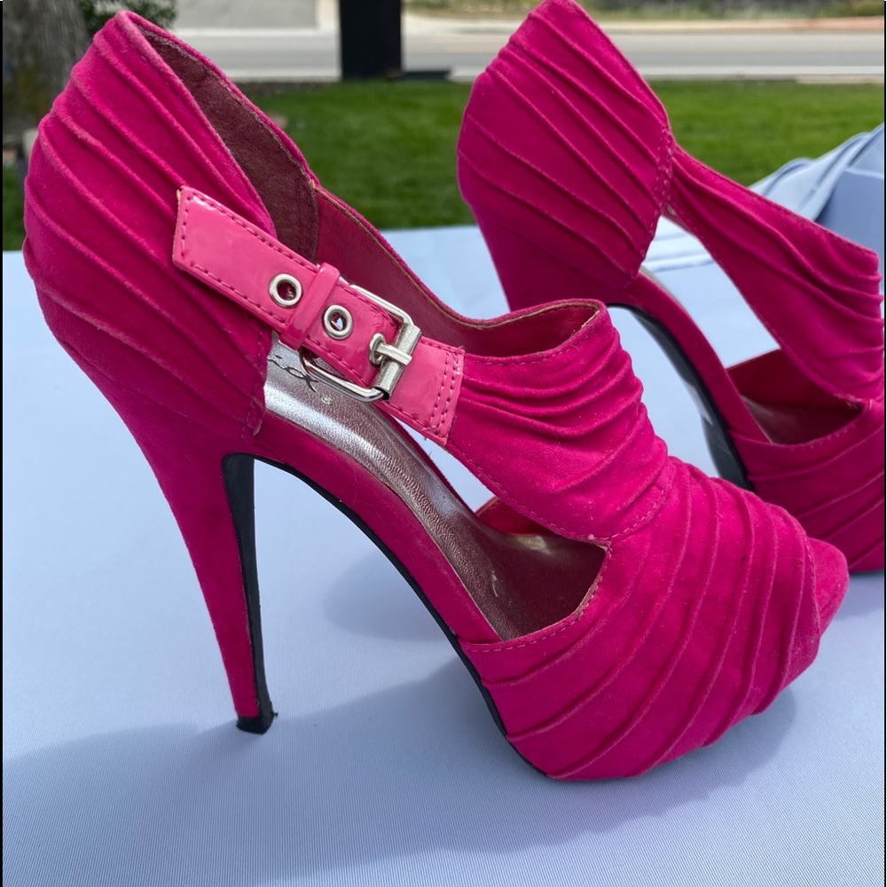 Hot pink heels!